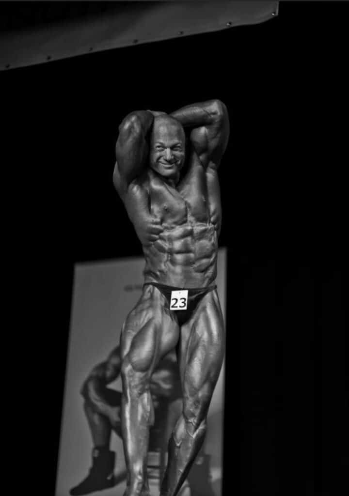 Gino Cuperus - bodybuilding competitie pose