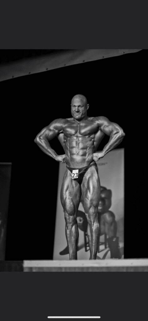 Gino Cuperus - bodybuilding competitie pose